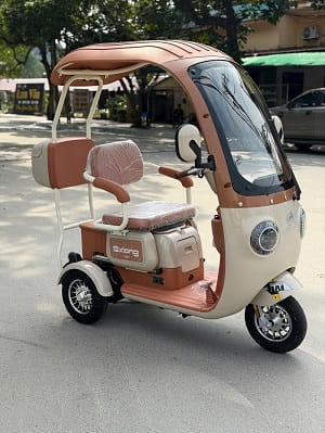 Xe điện 3 bánh tại Bách Khoa - Hai Bà Trưng